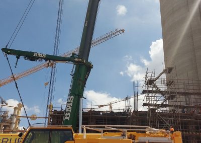 Trabajos de elevación en la nueva planta de cemento en Dakar, Senegal